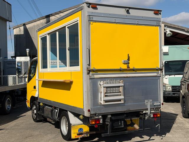 ダイナトラック キッチンカー　キッチンカー仕様　Ｗ２６００ＸＨ９７０アルミサッシ窓　Ｗシンク内新品２００ＬＸ２給排水タンク　新品電動給水ポンプ　レール式ＬＥＤスポット　新品換気扇カバー付属　新品フロアー張替施工リフォーム後未使用（11枚目）