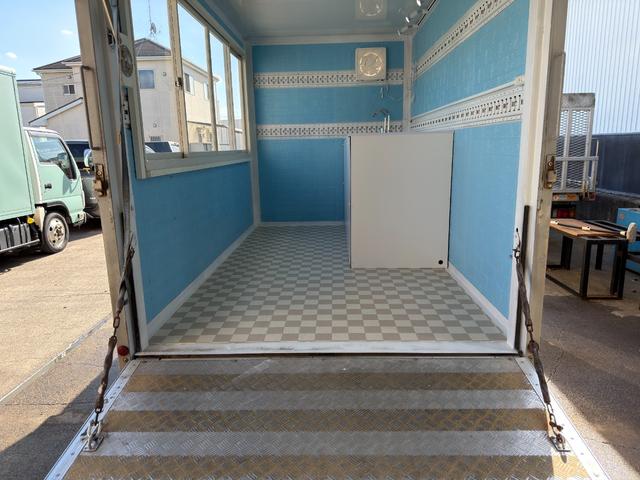 ダイナトラック キッチンカー　キッチンカー仕様　Ｗ２６００ＸＨ９７０アルミサッシ窓　Ｗシンク内新品２００ＬＸ２給排水タンク　新品電動給水ポンプ　レール式ＬＥＤスポット　新品換気扇カバー付属　新品フロアー張替施工リフォーム後未使用（16枚目）