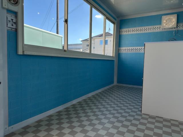 ダイナトラック キッチンカー　キッチンカー仕様　Ｗ２６００ＸＨ９７０アルミサッシ窓　Ｗシンク内新品２００ＬＸ２給排水タンク　新品電動給水ポンプ　レール式ＬＥＤスポット　新品換気扇カバー付属　新品フロアー張替施工リフォーム後未使用（20枚目）