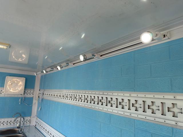 ダイナトラック キッチンカー　キッチンカー仕様　Ｗ２６００ＸＨ９７０アルミサッシ窓　Ｗシンク内新品２００ＬＸ２給排水タンク　新品電動給水ポンプ　レール式ＬＥＤスポット　新品換気扇カバー付属　新品フロアー張替施工リフォーム後未使用（24枚目）