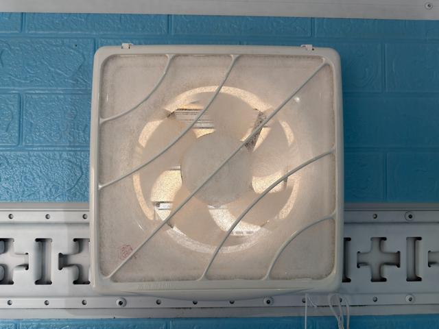 ダイナトラック キッチンカー　キッチンカー仕様　Ｗ２６００ＸＨ９７０アルミサッシ窓　Ｗシンク内新品２００ＬＸ２給排水タンク　新品電動給水ポンプ　レール式ＬＥＤスポット　新品換気扇カバー付属　新品フロアー張替施工リフォーム後未使用（32枚目）