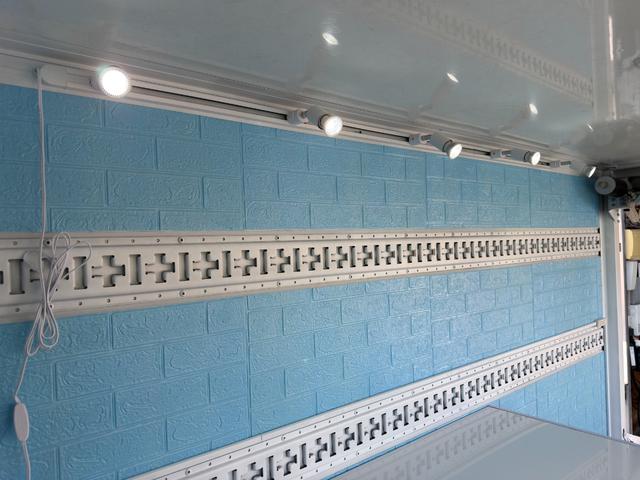 ダイナトラック キッチンカー　キッチンカー仕様　Ｗ２６００ＸＨ９７０アルミサッシ窓　Ｗシンク内新品２００ＬＸ２給排水タンク　新品電動給水ポンプ　レール式ＬＥＤスポット　新品換気扇カバー付属　新品フロアー張替施工リフォーム後未使用（33枚目）