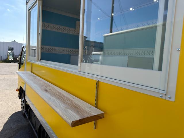 ダイナトラック キッチンカー　キッチンカー仕様　Ｗ２６００ＸＨ９７０アルミサッシ窓　Ｗシンク内新品２００ＬＸ２給排水タンク　新品電動給水ポンプ　レール式ＬＥＤスポット　新品換気扇カバー付属　新品フロアー張替施工リフォーム後未使用（41枚目）