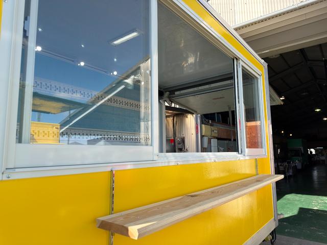 ダイナトラック キッチンカー　キッチンカー仕様　Ｗ２６００ＸＨ９７０アルミサッシ窓　Ｗシンク内新品２００ＬＸ２給排水タンク　新品電動給水ポンプ　レール式ＬＥＤスポット　新品換気扇カバー付属　新品フロアー張替施工リフォーム後未使用（42枚目）