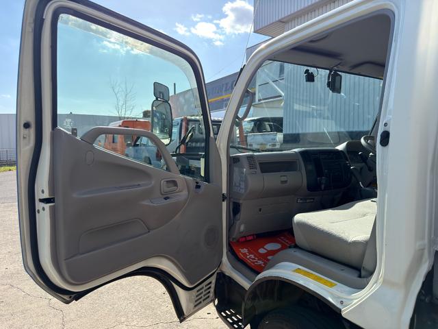 ダイナトラック キッチンカー　キッチンカー仕様　Ｗ２６００ＸＨ９７０アルミサッシ窓　Ｗシンク内新品２００ＬＸ２給排水タンク　新品電動給水ポンプ　レール式ＬＥＤスポット　新品換気扇カバー付属　新品フロアー張替施工リフォーム後未使用（43枚目）