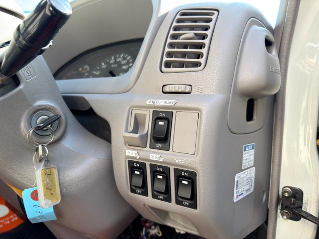 ダイナトラック キッチンカー　キッチンカー仕様　Ｗ２６００ＸＨ９７０アルミサッシ窓　Ｗシンク内新品２００ＬＸ２給排水タンク　新品電動給水ポンプ　レール式ＬＥＤスポット　新品換気扇カバー付属　新品フロアー張替施工リフォーム後未使用（59枚目）