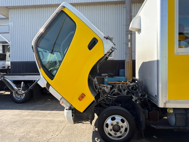 ダイナトラック キッチンカー　キッチンカー仕様　Ｗ２６００ＸＨ９７０アルミサッシ窓　Ｗシンク内新品２００ＬＸ２給排水タンク　新品電動給水ポンプ　レール式ＬＥＤスポット　新品換気扇カバー付属　新品フロアー張替施工リフォーム後未使用（68枚目）