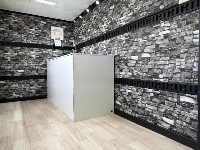 タイタンダッシュ キッチンカー W2600XH970アルミサッシ窓 Wシンク内新品200L給排水タンク新品電動給水ポンプ レール式LEDスポットライト 新品換気扇防水カバー付 新品フロアー張替え施工ロックブラック壁リフォーム後未使用(2枚目)