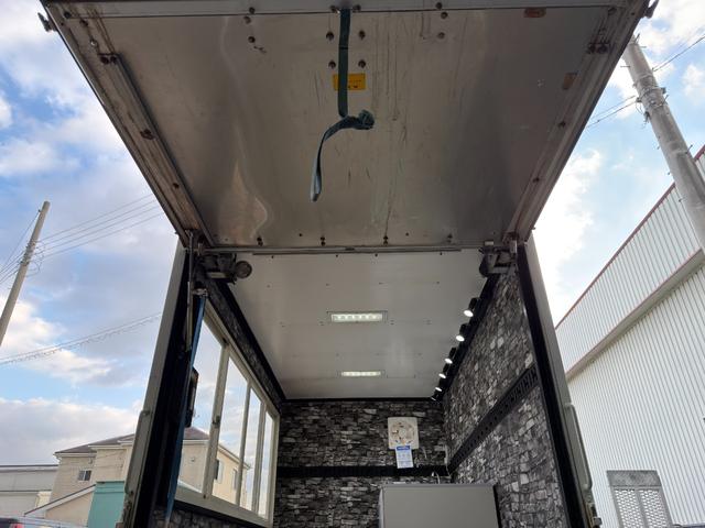 タイタンダッシュ キッチンカー W2600XH970アルミサッシ窓 Wシンク内新品200L給排水タンク新品電動給水ポンプ レール式LEDスポットライト 新品換気扇防水カバー付 新品フロアー張替え施工ロックブラック壁リフォーム後未使用(18枚目)