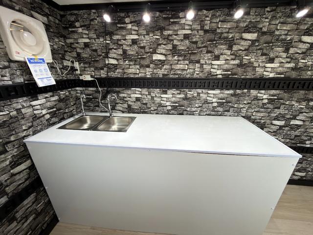 タイタンダッシュ キッチンカー W2600XH970アルミサッシ窓 Wシンク内新品200L給排水タンク新品電動給水ポンプ レール式LEDスポットライト 新品換気扇防水カバー付 新品フロアー張替え施工ロックブラック壁リフォーム後未使用(32枚目)