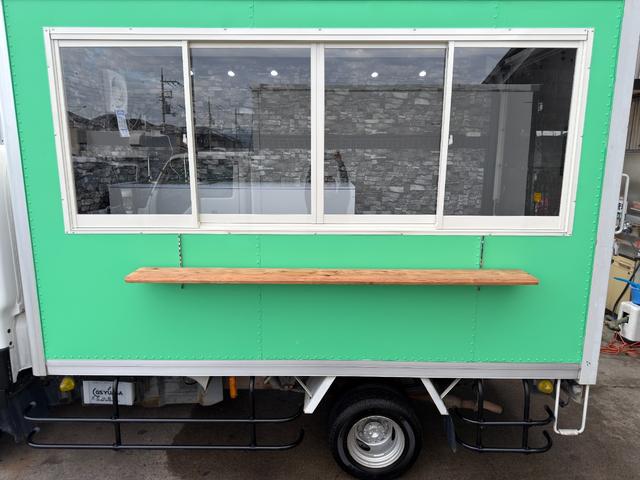 タイタンダッシュ キッチンカー W2600XH970アルミサッシ窓 Wシンク内新品200L給排水タンク新品電動給水ポンプ レール式LEDスポットライト 新品換気扇防水カバー付 新品フロアー張替え施工ロックブラック壁リフォーム後未使用(36枚目)