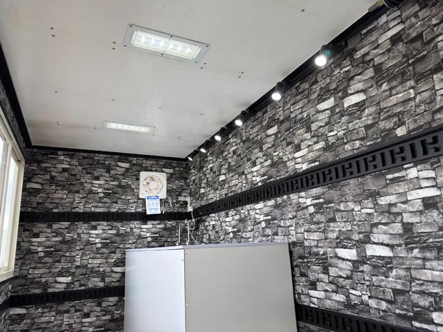 タイタンダッシュ キッチンカー W2600XH970アルミサッシ窓 Wシンク内新品200L給排水タンク新品電動給水ポンプ レール式LEDスポットライト 新品換気扇防水カバー付 新品フロアー張替え施工ロックブラック壁リフォーム後未使用(71枚目)