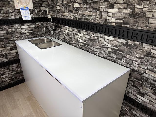 タイタンダッシュ キッチンカー W2600XH970アルミサッシ窓 Wシンク内新品200L給排水タンク新品電動給水ポンプ レール式LEDスポットライト 新品換気扇防水カバー付 新品フロアー張替え施工ロックブラック壁リフォーム後未使用(73枚目)