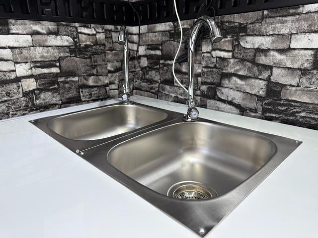 タイタンダッシュ キッチンカー W2600XH970アルミサッシ窓 Wシンク内新品200L給排水タンク新品電動給水ポンプ レール式LEDスポットライト 新品換気扇防水カバー付 新品フロアー張替え施工ロックブラック壁リフォーム後未使用(74枚目)