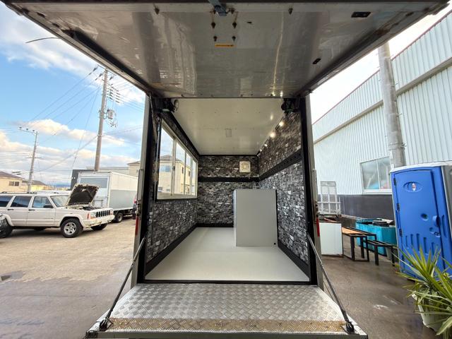 エルフトラック ４ＷＤキッチンカー　Ｗ２６００ＸＨ９７０アルミサッシ窓Ｗシンク内新品２００Ｌ給排水タンク新品電動給水ポンプ　レール式ＬＥＤスポットライト新品換気扇　防水カバー付　新品フロアー張替施工　ロックブラック壁　リフォーム後未使用（14枚目）