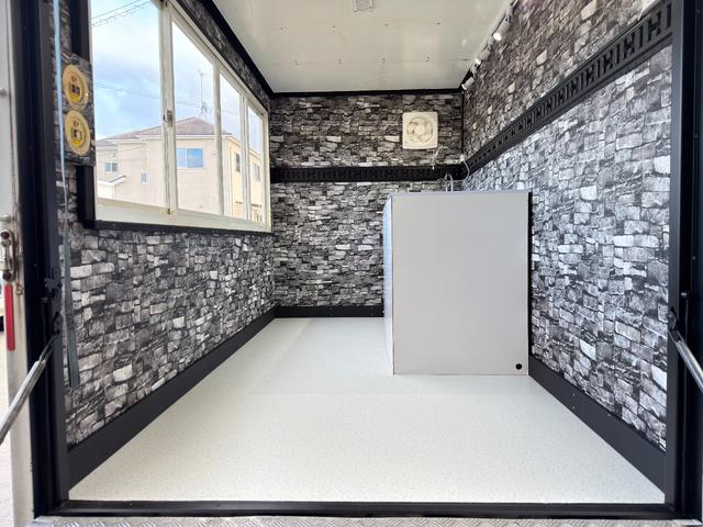 エルフトラック ４ＷＤキッチンカー　Ｗ２６００ＸＨ９７０アルミサッシ窓Ｗシンク内新品２００Ｌ給排水タンク新品電動給水ポンプ　レール式ＬＥＤスポットライト新品換気扇　防水カバー付　新品フロアー張替施工　ロックブラック壁　リフォーム後未使用（16枚目）