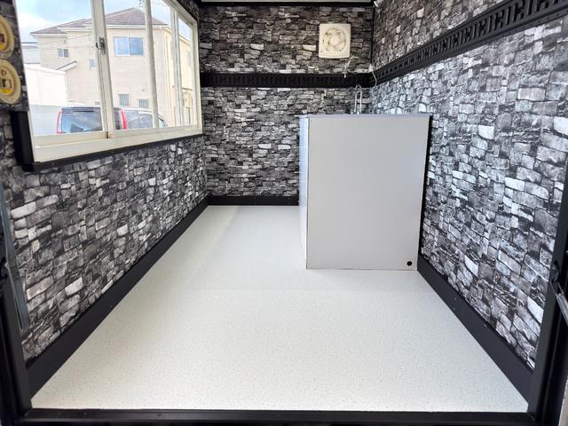 エルフトラック ４ＷＤキッチンカー　Ｗ２６００ＸＨ９７０アルミサッシ窓Ｗシンク内新品２００Ｌ給排水タンク新品電動給水ポンプ　レール式ＬＥＤスポットライト新品換気扇　防水カバー付　新品フロアー張替施工　ロックブラック壁　リフォーム後未使用（17枚目）