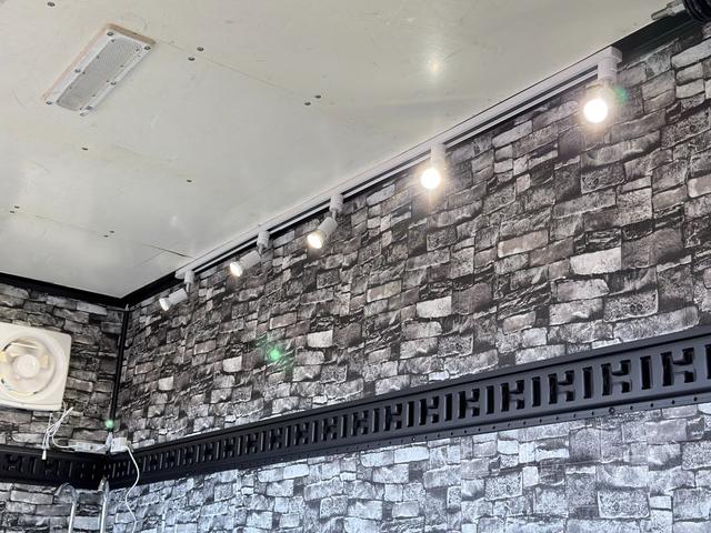 エルフトラック ４ＷＤキッチンカー　Ｗ２６００ＸＨ９７０アルミサッシ窓Ｗシンク内新品２００Ｌ給排水タンク新品電動給水ポンプ　レール式ＬＥＤスポットライト新品換気扇　防水カバー付　新品フロアー張替施工　ロックブラック壁　リフォーム後未使用（22枚目）