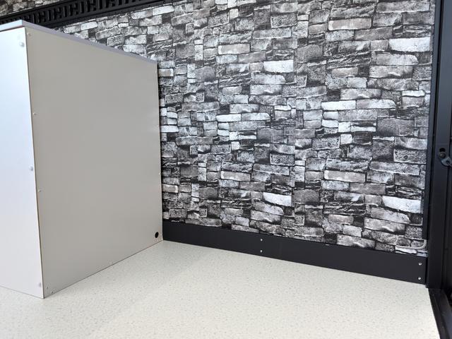 エルフトラック ４ＷＤキッチンカー　Ｗ２６００ＸＨ９７０アルミサッシ窓Ｗシンク内新品２００Ｌ給排水タンク新品電動給水ポンプ　レール式ＬＥＤスポットライト新品換気扇　防水カバー付　新品フロアー張替施工　ロックブラック壁　リフォーム後未使用（26枚目）