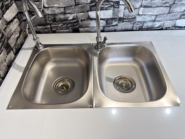 エルフトラック ４ＷＤキッチンカー　Ｗ２６００ＸＨ９７０アルミサッシ窓Ｗシンク内新品２００Ｌ給排水タンク新品電動給水ポンプ　レール式ＬＥＤスポットライト新品換気扇　防水カバー付　新品フロアー張替施工　ロックブラック壁　リフォーム後未使用（35枚目）