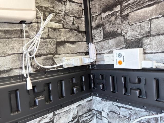 エルフトラック ４ＷＤキッチンカー　Ｗ２６００ＸＨ９７０アルミサッシ窓Ｗシンク内新品２００Ｌ給排水タンク新品電動給水ポンプ　レール式ＬＥＤスポットライト新品換気扇　防水カバー付　新品フロアー張替施工　ロックブラック壁　リフォーム後未使用（37枚目）