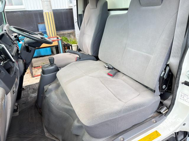 エルフトラック ４ＷＤキッチンカー　Ｗ２６００ＸＨ９７０アルミサッシ窓Ｗシンク内新品２００Ｌ給排水タンク新品電動給水ポンプ　レール式ＬＥＤスポットライト新品換気扇　防水カバー付　新品フロアー張替施工　ロックブラック壁　リフォーム後未使用（41枚目）