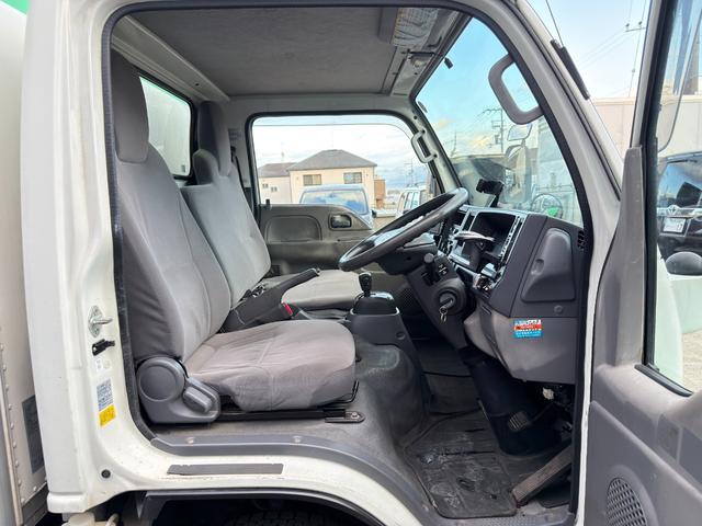 エルフトラック ４ＷＤキッチンカー　Ｗ２６００ＸＨ９７０アルミサッシ窓Ｗシンク内新品２００Ｌ給排水タンク新品電動給水ポンプ　レール式ＬＥＤスポットライト新品換気扇　防水カバー付　新品フロアー張替施工　ロックブラック壁　リフォーム後未使用（45枚目）