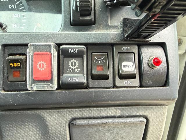 エルフトラック ４ＷＤキッチンカー　Ｗ２６００ＸＨ９７０アルミサッシ窓Ｗシンク内新品２００Ｌ給排水タンク新品電動給水ポンプ　レール式ＬＥＤスポットライト新品換気扇　防水カバー付　新品フロアー張替施工　ロックブラック壁　リフォーム後未使用（50枚目）