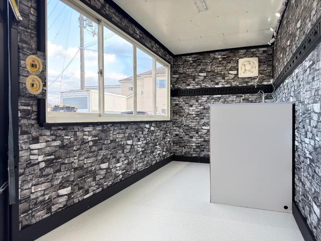 エルフトラック ４ＷＤキッチンカー　Ｗ２６００ＸＨ９７０アルミサッシ窓Ｗシンク内新品２００Ｌ給排水タンク新品電動給水ポンプ　レール式ＬＥＤスポットライト新品換気扇　防水カバー付　新品フロアー張替施工　ロックブラック壁　リフォーム後未使用（66枚目）