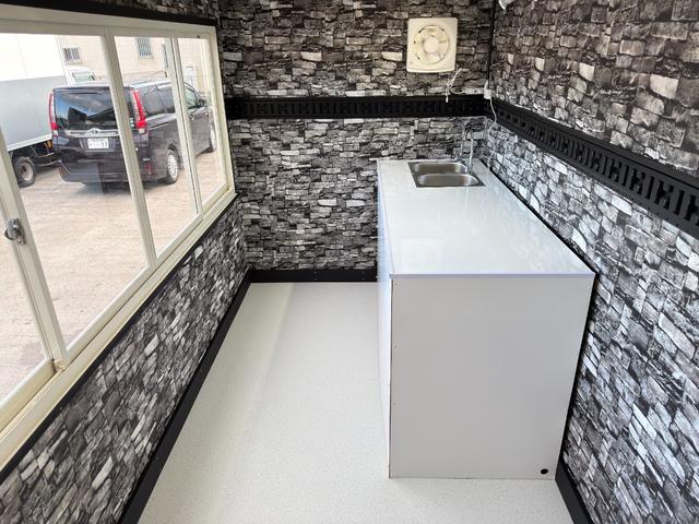 エルフトラック ４ＷＤキッチンカー　Ｗ２６００ＸＨ９７０アルミサッシ窓Ｗシンク内新品２００Ｌ給排水タンク新品電動給水ポンプ　レール式ＬＥＤスポットライト新品換気扇　防水カバー付　新品フロアー張替施工　ロックブラック壁　リフォーム後未使用（71枚目）