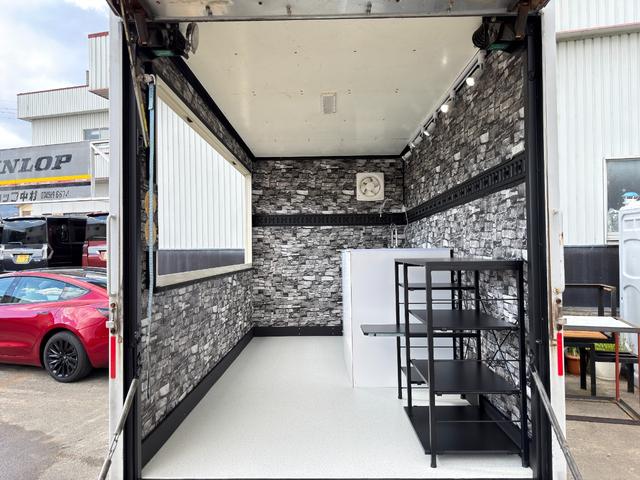 エルフトラック ４ＷＤキッチンカー　Ｗ２６００ＸＨ９７０アルミサッシ窓Ｗシンク内新品２００Ｌ給排水タンク新品電動給水ポンプ　レール式ＬＥＤスポットライト新品換気扇　防水カバー付　新品フロアー張替施工　ロックブラック壁　リフォーム後未使用（79枚目）