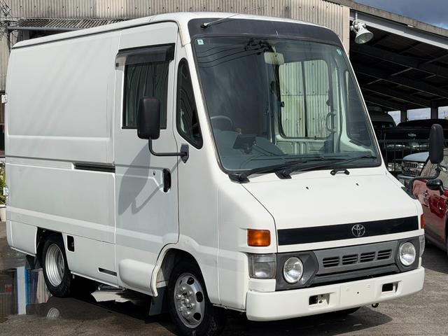 ダイナアーバンサポーター 　４ＷＤ　３．０Ｌディーゼル　５名乗車　８ナンバー　キャンピングカーベース　キッチンカーベース　トランポベース　ウオークスルー　ＮＯＸ／ＰＭ規制適合　リアヒーター装備　作業台兼用ベッド折り畳み式（6枚目）