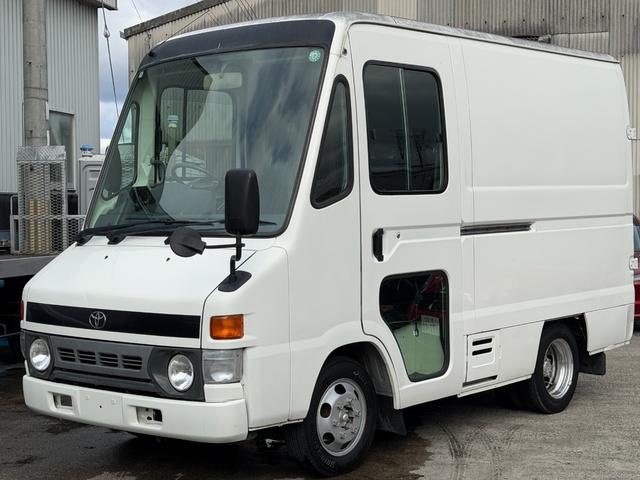 ダイナアーバンサポーター 　４ＷＤ　３．０Ｌディーゼル　５名乗車　８ナンバー　キャンピングカーベース　キッチンカーベース　トランポベース　ウオークスルー　ＮＯＸ／ＰＭ規制適合　リアヒーター装備　作業台兼用ベッド折り畳み式（9枚目）