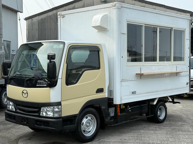 タイタンダッシュ 　キッチンカー仕様　Ｗシンク台内新品１２０ＬＸ２給排水タンク電動給水ポンプＷ２６０ＸＨ９７０窓４枚建レール式ＬＥＤスポット新品換気扇防水カバー付フロアー新品張替え施工済　３Ｄロックブラック／ホワイト仕様（4枚目）