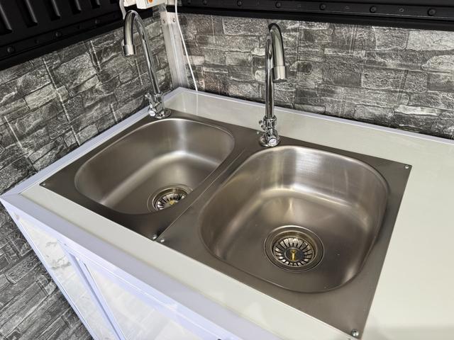 タイタンダッシュ 　キッチンカー仕様　Ｗシンク台内新品１２０ＬＸ２給排水タンク電動給水ポンプＷ２６０ＸＨ９７０窓４枚建レール式ＬＥＤスポット新品換気扇防水カバー付フロアー新品張替え施工済　３Ｄロックブラック／ホワイト仕様（30枚目）