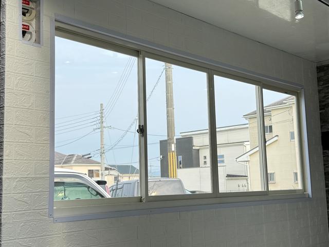 タイタンダッシュ 　キッチンカー仕様　Ｗシンク台内新品１２０ＬＸ２給排水タンク電動給水ポンプＷ２６０ＸＨ９７０窓４枚建レール式ＬＥＤスポット新品換気扇防水カバー付フロアー新品張替え施工済　３Ｄロックブラック／ホワイト仕様（36枚目）