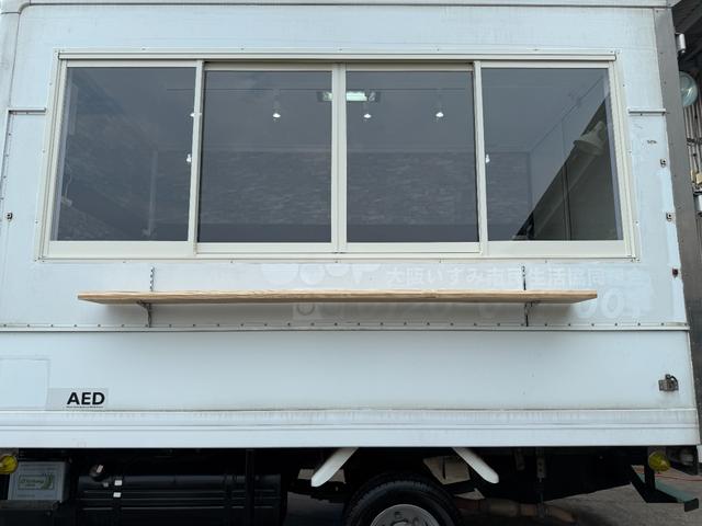 タイタンダッシュ 　キッチンカー仕様　Ｗシンク台内新品１２０ＬＸ２給排水タンク電動給水ポンプＷ２６０ＸＨ９７０窓４枚建レール式ＬＥＤスポット新品換気扇防水カバー付フロアー新品張替え施工済　３Ｄロックブラック／ホワイト仕様（37枚目）