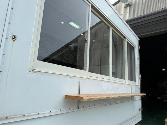 タイタンダッシュ 　キッチンカー仕様　Ｗシンク台内新品１２０ＬＸ２給排水タンク電動給水ポンプＷ２６０ＸＨ９７０窓４枚建レール式ＬＥＤスポット新品換気扇防水カバー付フロアー新品張替え施工済　３Ｄロックブラック／ホワイト仕様（39枚目）