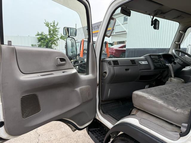 タイタンダッシュ 　キッチンカー仕様　Ｗシンク台内新品１２０ＬＸ２給排水タンク電動給水ポンプＷ２６０ＸＨ９７０窓４枚建レール式ＬＥＤスポット新品換気扇防水カバー付フロアー新品張替え施工済　３Ｄロックブラック／ホワイト仕様（40枚目）