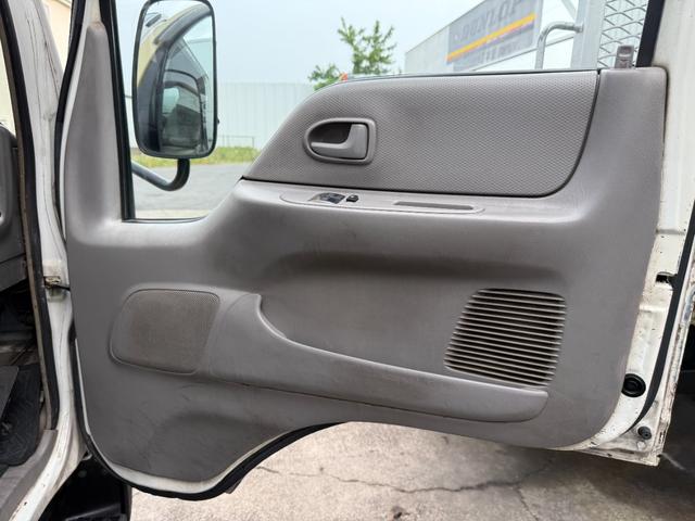 タイタンダッシュ 　キッチンカー仕様　Ｗシンク台内新品１２０ＬＸ２給排水タンク電動給水ポンプＷ２６０ＸＨ９７０窓４枚建レール式ＬＥＤスポット新品換気扇防水カバー付フロアー新品張替え施工済　３Ｄロックブラック／ホワイト仕様（46枚目）