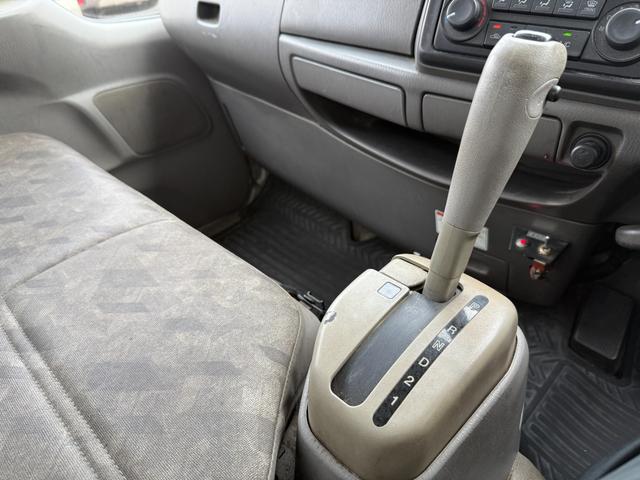 タイタンダッシュ 　キッチンカー仕様　Ｗシンク台内新品１２０ＬＸ２給排水タンク電動給水ポンプＷ２６０ＸＨ９７０窓４枚建レール式ＬＥＤスポット新品換気扇防水カバー付フロアー新品張替え施工済　３Ｄロックブラック／ホワイト仕様（54枚目）