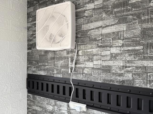 タイタンダッシュ 　キッチンカー仕様　Ｗシンク台内新品１２０ＬＸ２給排水タンク電動給水ポンプＷ２６０ＸＨ９７０窓４枚建レール式ＬＥＤスポット新品換気扇防水カバー付フロアー新品張替え施工済　３Ｄロックブラック／ホワイト仕様（77枚目）
