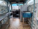 キッチンカー仕様　８ナンバー加工車登録　ステンＷシンク　給水電動ポンプ　給排水タンク　換気扇　１２０ｃｍＬＥＤライト２灯　１００Ｖコンセント　ステン棚　スチールメッシュ棚　外部１００Ｖ入電防水ＢＯＸ　室内ウオークスルー（22枚目）