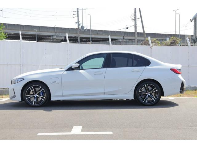 ３シリーズ ３３０ｅ　Ｍスポーツ　黒革　ＡＣＣ　電動トランク　Ｍブレーキ　レンタカーアップ　禁煙車　タッチナビ　携帯ワイヤレス充電　電動シート　シートヒーター　ウッドパネル　アンビエントライト　アダプティブＬＥＤ　コンフォートアクセス（6枚目）