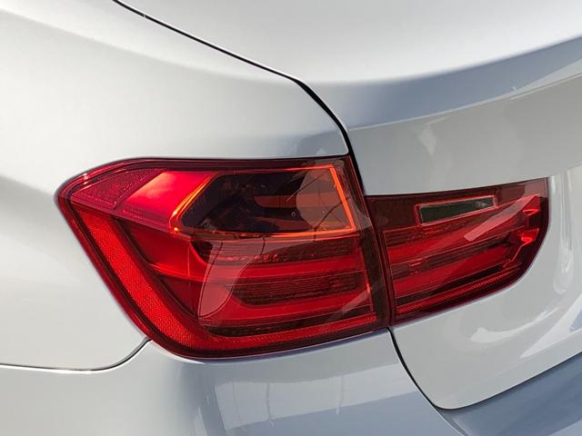 3シリーズ 320d Mスポーツ 黒革 クルコン 電動シートH パドルS アルミP リアフィルム リアPDC バックカメラ 追突警告 CDスロット コンフォートA 18インチAW 弊社下取り車 禁煙車(15枚目)