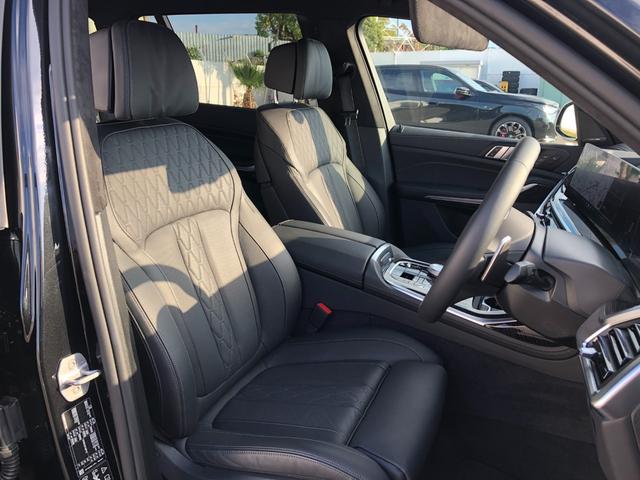 Ｘ７ ｘＤｒｉｖｅ　４０ｄ　Ｍスポーツ　２年保証付　スカイラウンジ　黒革　ＨＵＤ　エアサス　Ｈ／Ｋ　カーブドＤ　ウッドＰ　電動シートＨ前後　ＡＣＣ　Ｈ＆Ｃホルダー　Ｖシート　ソフトクローズ　２２ＡＷ　弊社デモカー　禁煙車　認定中古車（12枚目）