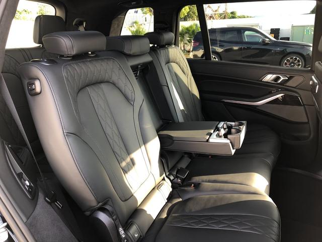 Ｘ７ ｘＤｒｉｖｅ　４０ｄ　Ｍスポーツ　２年保証付　スカイラウンジ　黒革　ＨＵＤ　エアサス　Ｈ／Ｋ　カーブドＤ　ウッドＰ　電動シートＨ前後　ＡＣＣ　Ｈ＆Ｃホルダー　Ｖシート　ソフトクローズ　２２ＡＷ　弊社デモカー　禁煙車　認定中古車（13枚目）