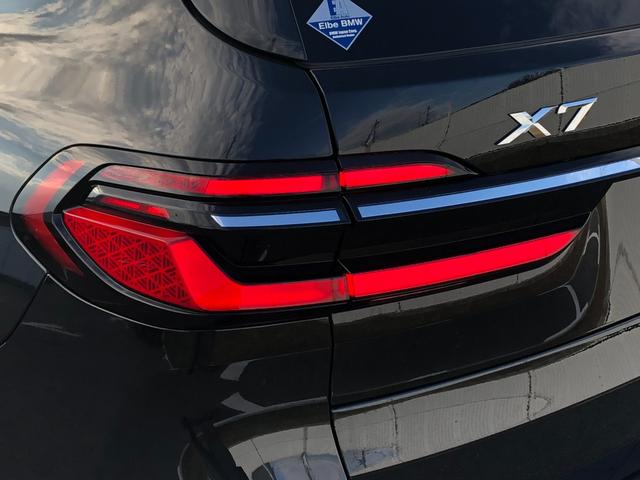 Ｘ７ ｘＤｒｉｖｅ　４０ｄ　Ｍスポーツ　２年保証付　スカイラウンジ　黒革　ＨＵＤ　エアサス　Ｈ／Ｋ　カーブドＤ　ウッドＰ　電動シートＨ前後　ＡＣＣ　Ｈ＆Ｃホルダー　Ｖシート　ソフトクローズ　２２ＡＷ　弊社デモカー　禁煙車　認定中古車（18枚目）