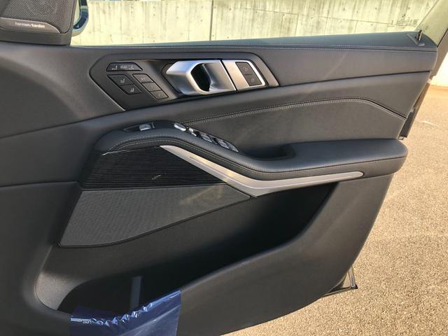 Ｘ７ ｘＤｒｉｖｅ　４０ｄ　Ｍスポーツ　２年保証付　スカイラウンジ　黒革　ＨＵＤ　エアサス　Ｈ／Ｋ　カーブドＤ　ウッドＰ　電動シートＨ前後　ＡＣＣ　Ｈ＆Ｃホルダー　Ｖシート　ソフトクローズ　２２ＡＷ　弊社デモカー　禁煙車　認定中古車（25枚目）