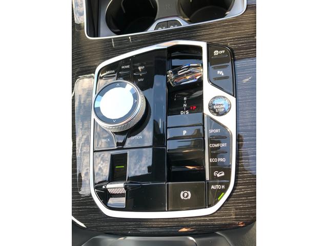 Ｘ７ ｘＤｒｉｖｅ　４０ｄ　Ｍスポーツ　２年保証付　スカイラウンジ　黒革　ＨＵＤ　エアサス　Ｈ／Ｋ　カーブドＤ　ウッドＰ　電動シートＨ前後　ＡＣＣ　Ｈ＆Ｃホルダー　Ｖシート　ソフトクローズ　２２ＡＷ　弊社デモカー　禁煙車　認定中古車（33枚目）